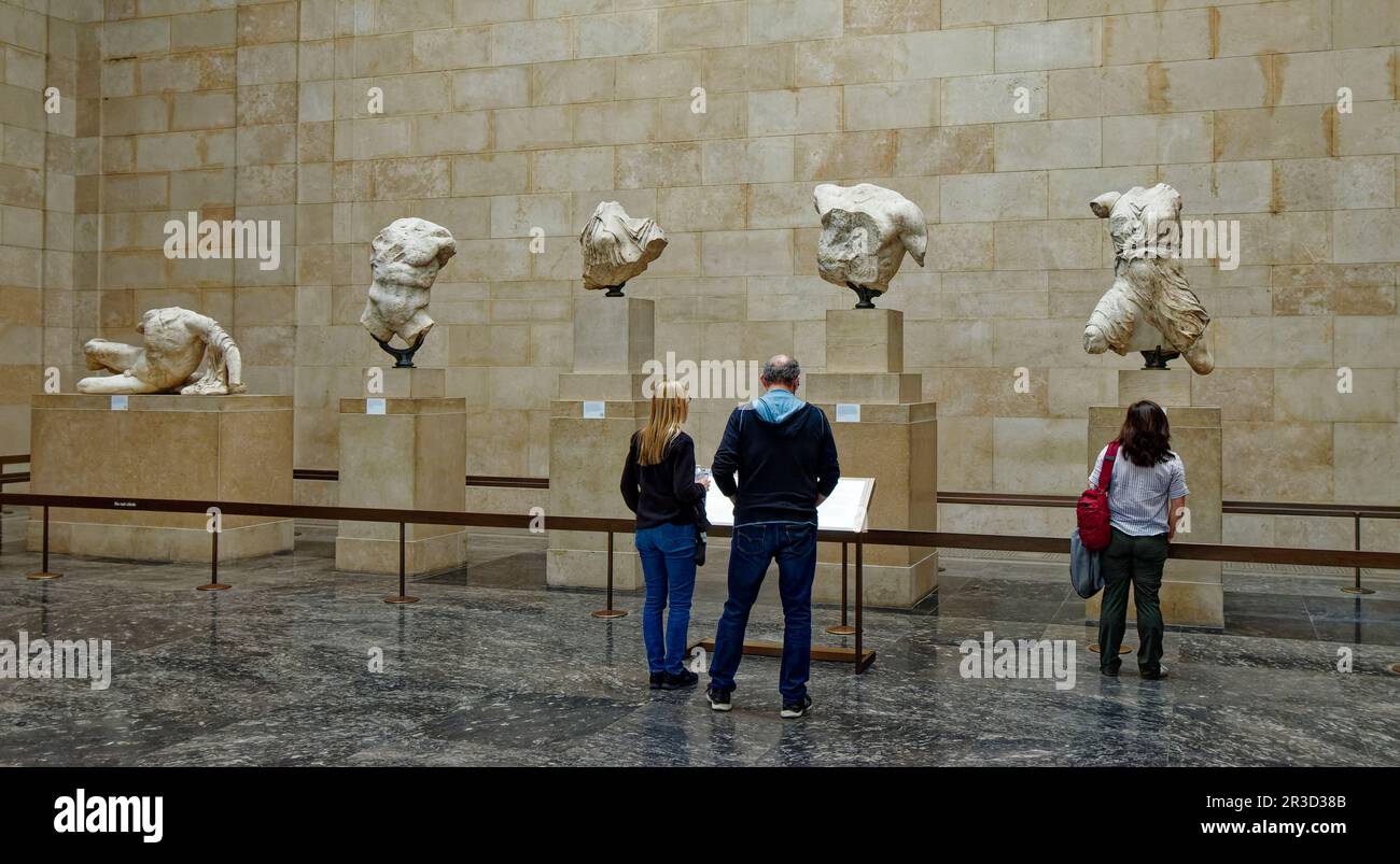 British Museum Great Russell Street London die Parthenon Skulpturen Elgin Marbles drei Personen, die die Skulpturen betrachten Stockfoto