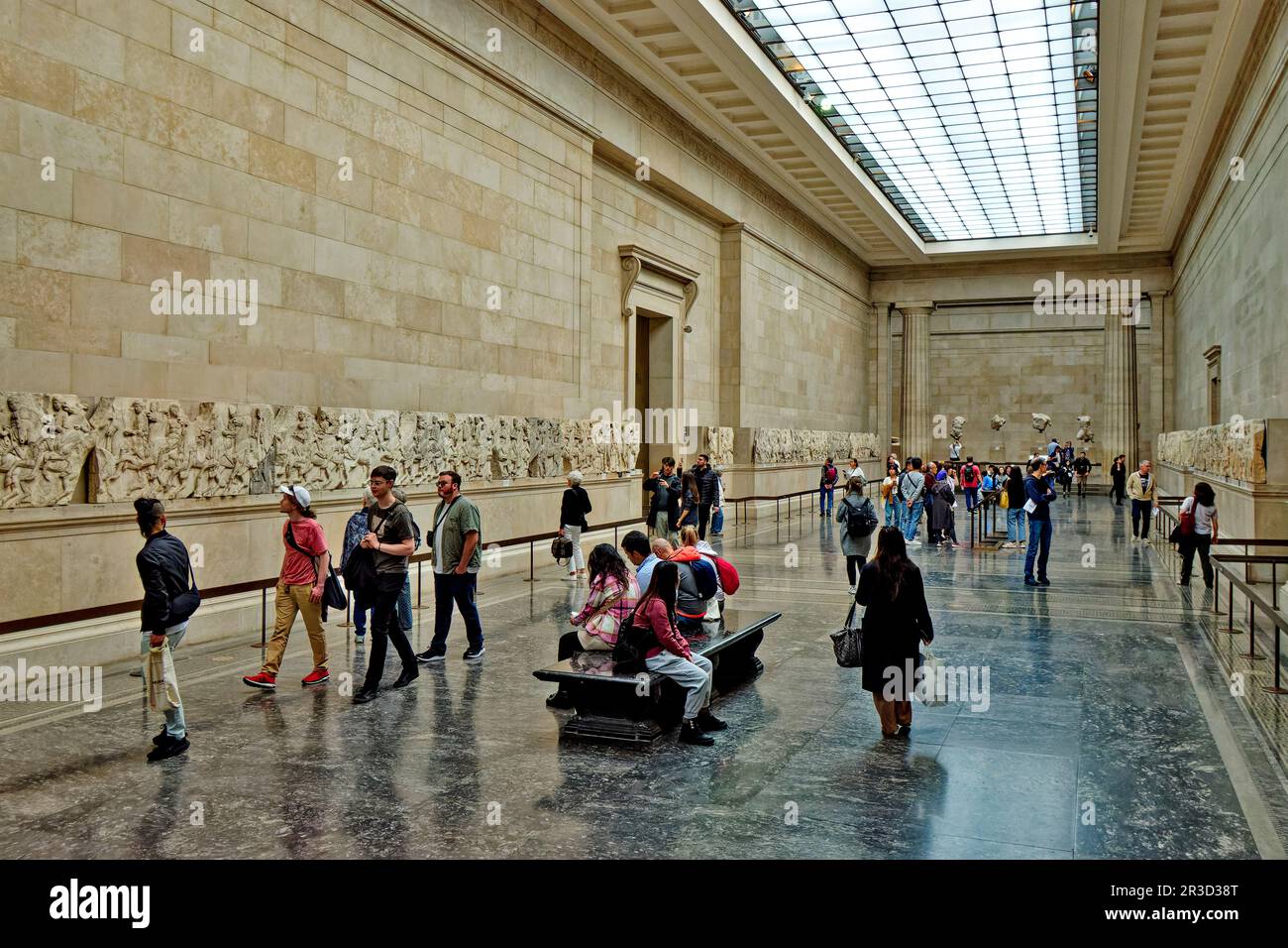 Britisches Museum Great Russell Street London die Parthenon Skulpturen Elgin Marbles sehr große Gruppe von Menschen, die die Skulpturen betrachten Stockfoto
