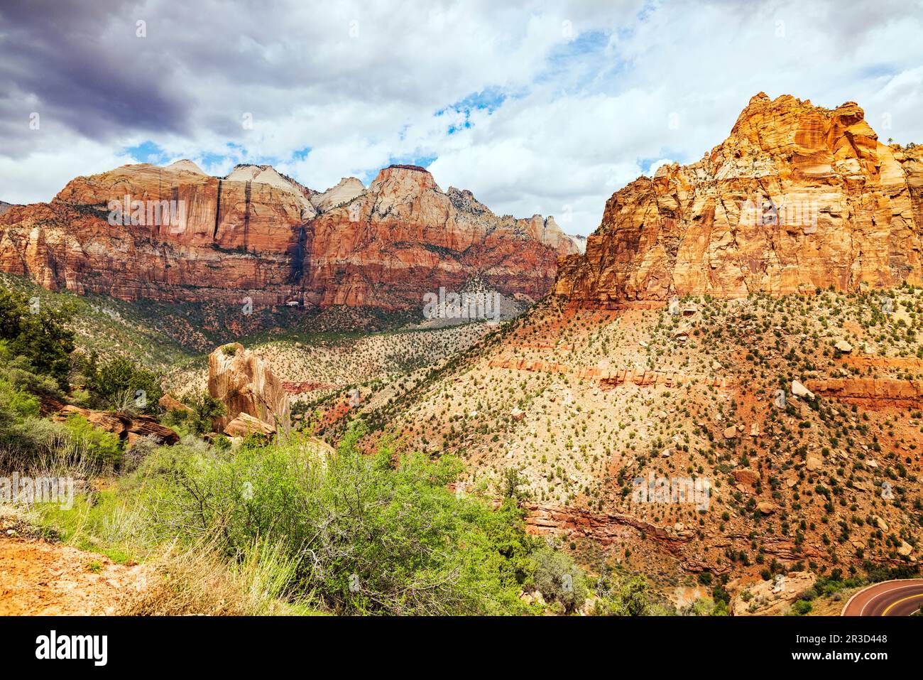 Blick auf das Tal in der Nähe des Tunnels; Umleitungen auf dem Zion Mount Carmel Highway; Zion-Nationalpark; Utah; USA Stockfoto