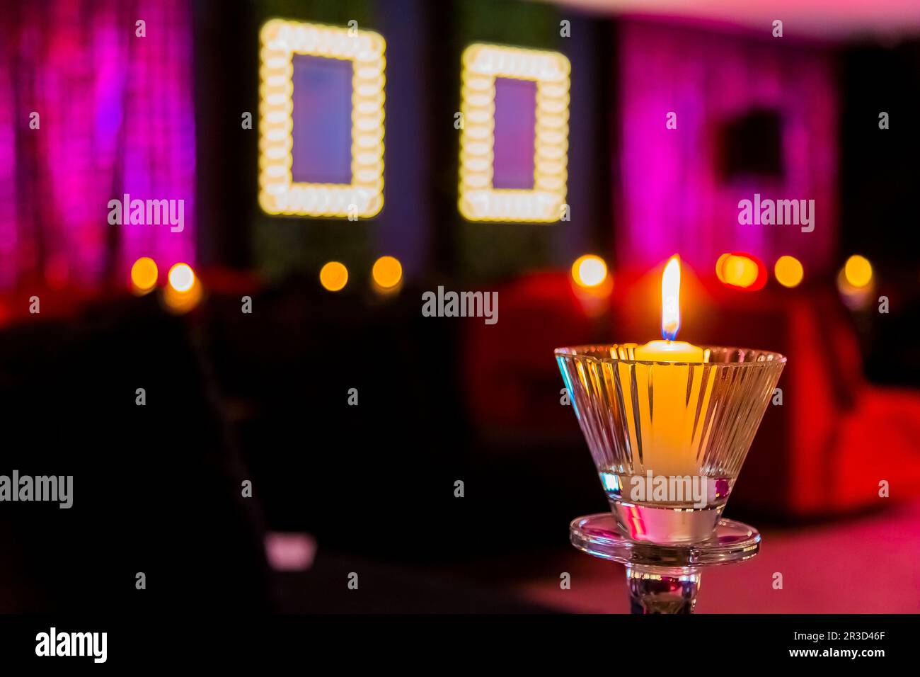 Romantische Kerzen im violetten und rosafarbenen Zimmer zum Valentinstag Stockfoto