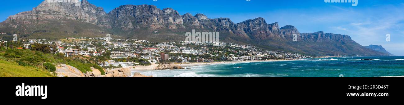 Panoramablick auf Camps Bay Beach und Tafelberg in Kapstadt, Südafrika Stockfoto