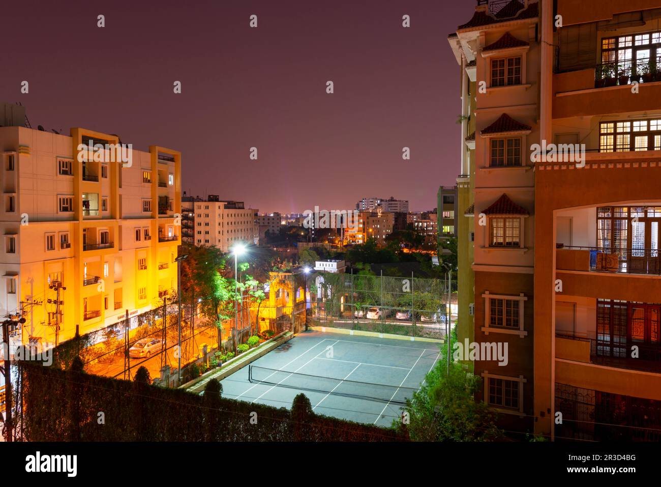 Eine Nachtwanderung von Kondapur, Hyderabad, Telangana. Lichtpfade von Fahrzeugen, die Whitefields betreten oder verlassen. Stockfoto