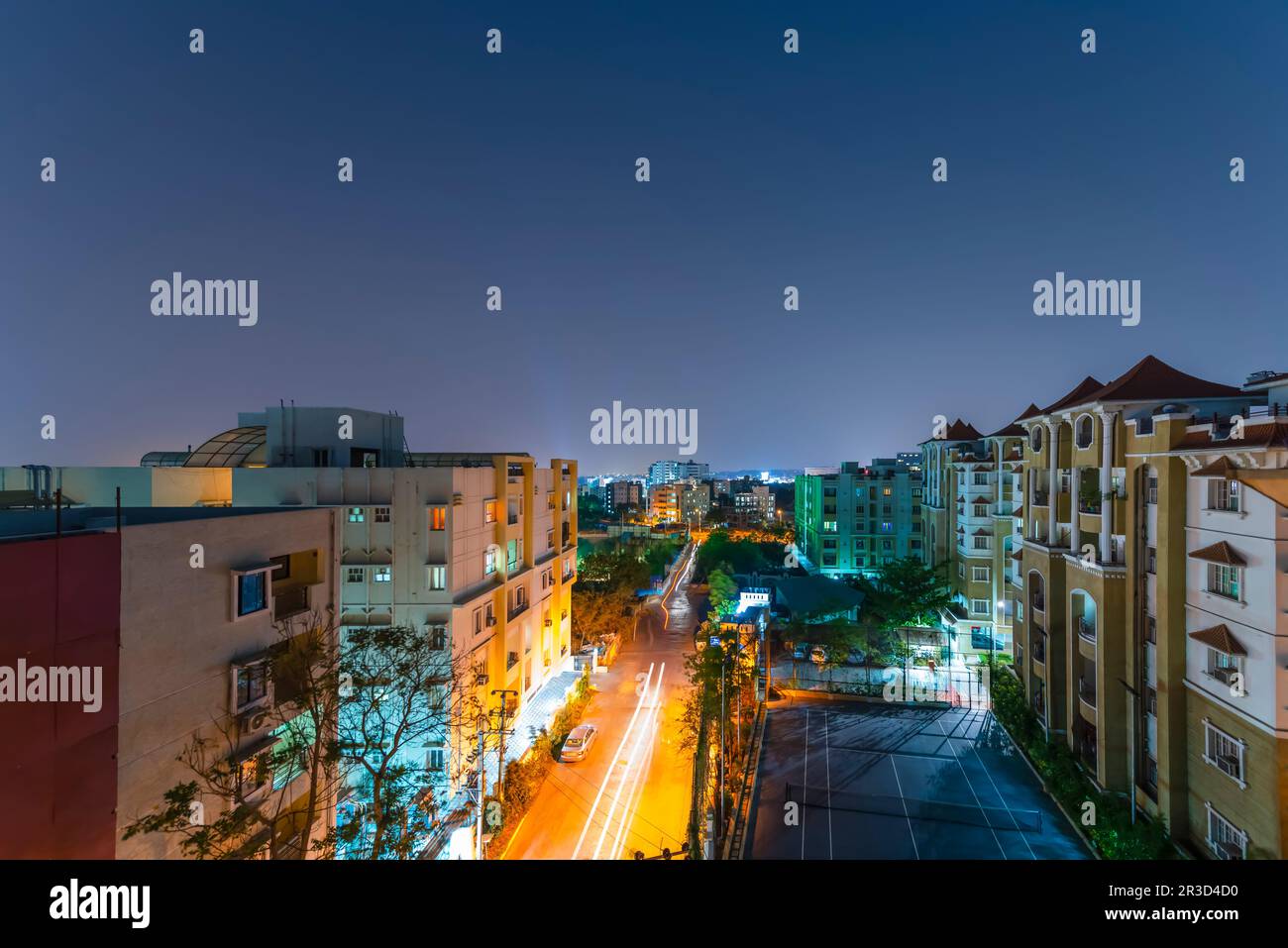 Eine Nachtwanderung von Kondapur, Hyderabad, Telangana. Lichtpfade von Fahrzeugen, die Whitefields betreten oder verlassen. Stockfoto