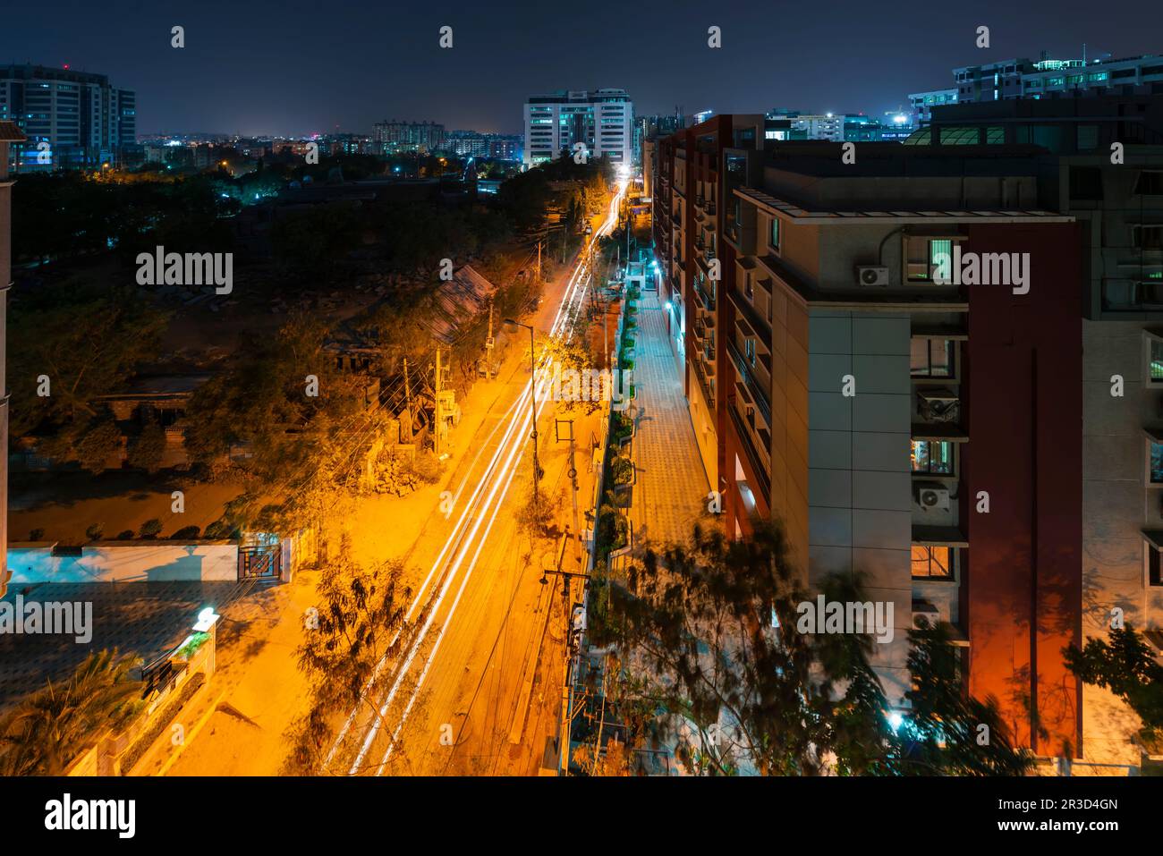 Eine Nachtwanderung von Kondapur, Hyderabad, Telangana. Lichtpfade von Fahrzeugen, die Whitefields betreten oder verlassen. Stockfoto