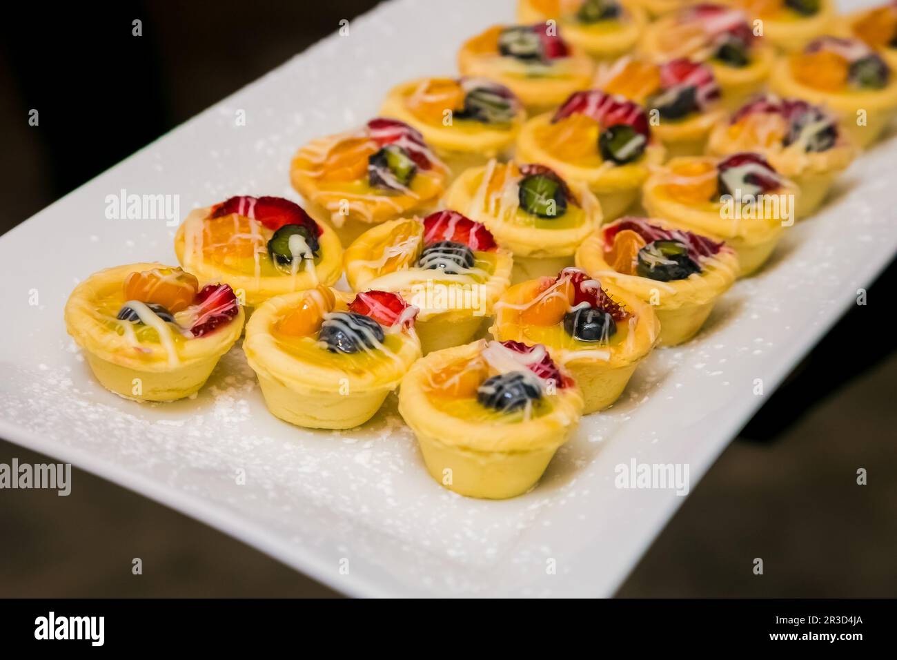 Pudding mit Vanille und Beerenobst Stockfoto