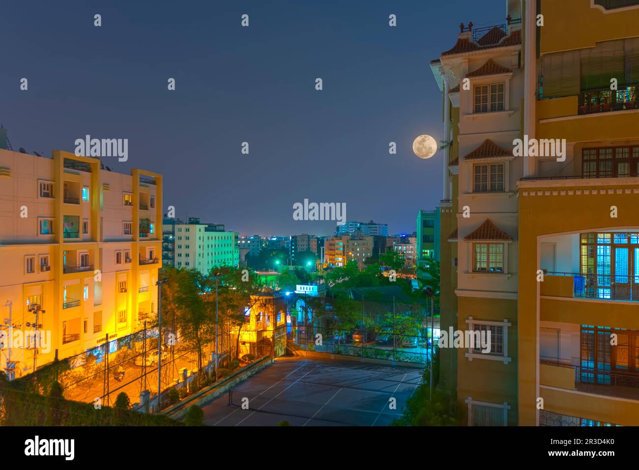 Eine Nachtwanderung von Kondapur, Hyderabad, Telangana. Lichtpfade von Fahrzeugen, die Whitefields betreten oder verlassen. Stockfoto