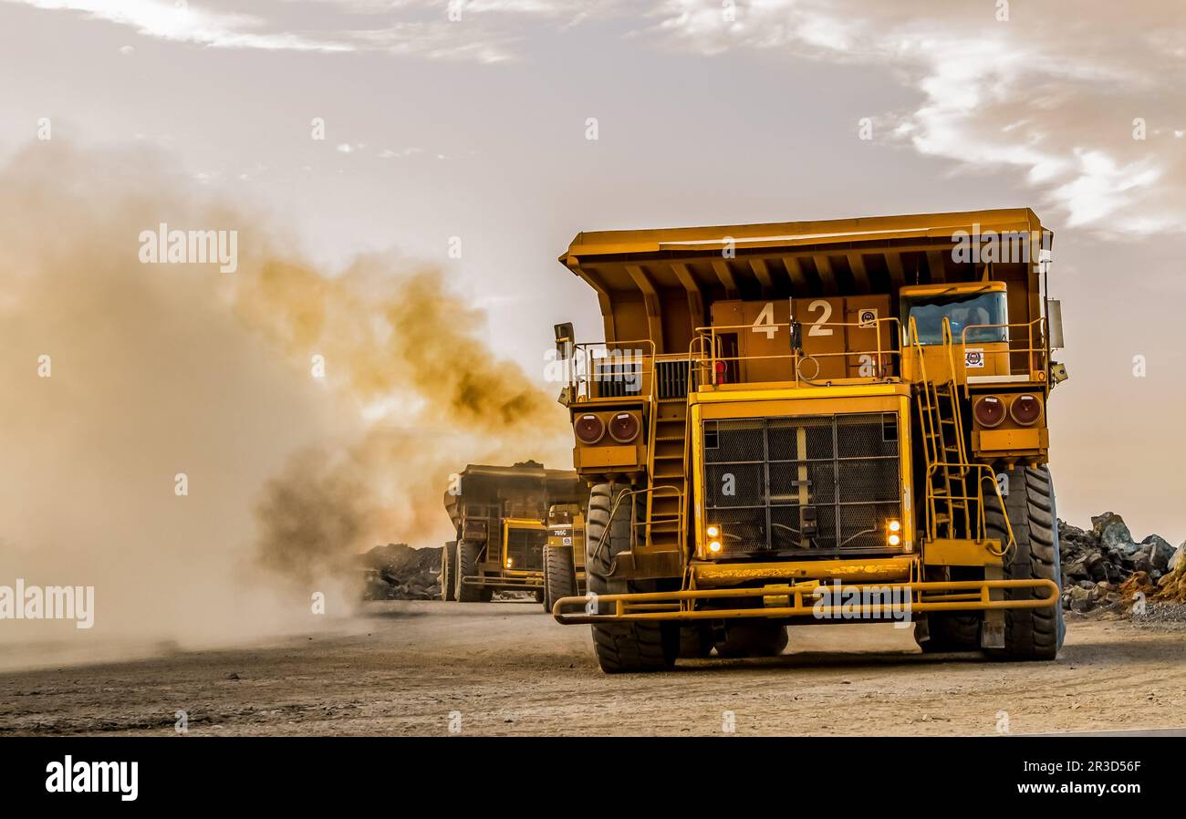 Muldenkipper für den Bergbau, die Platinerz zur Verarbeitung transportieren Stockfoto