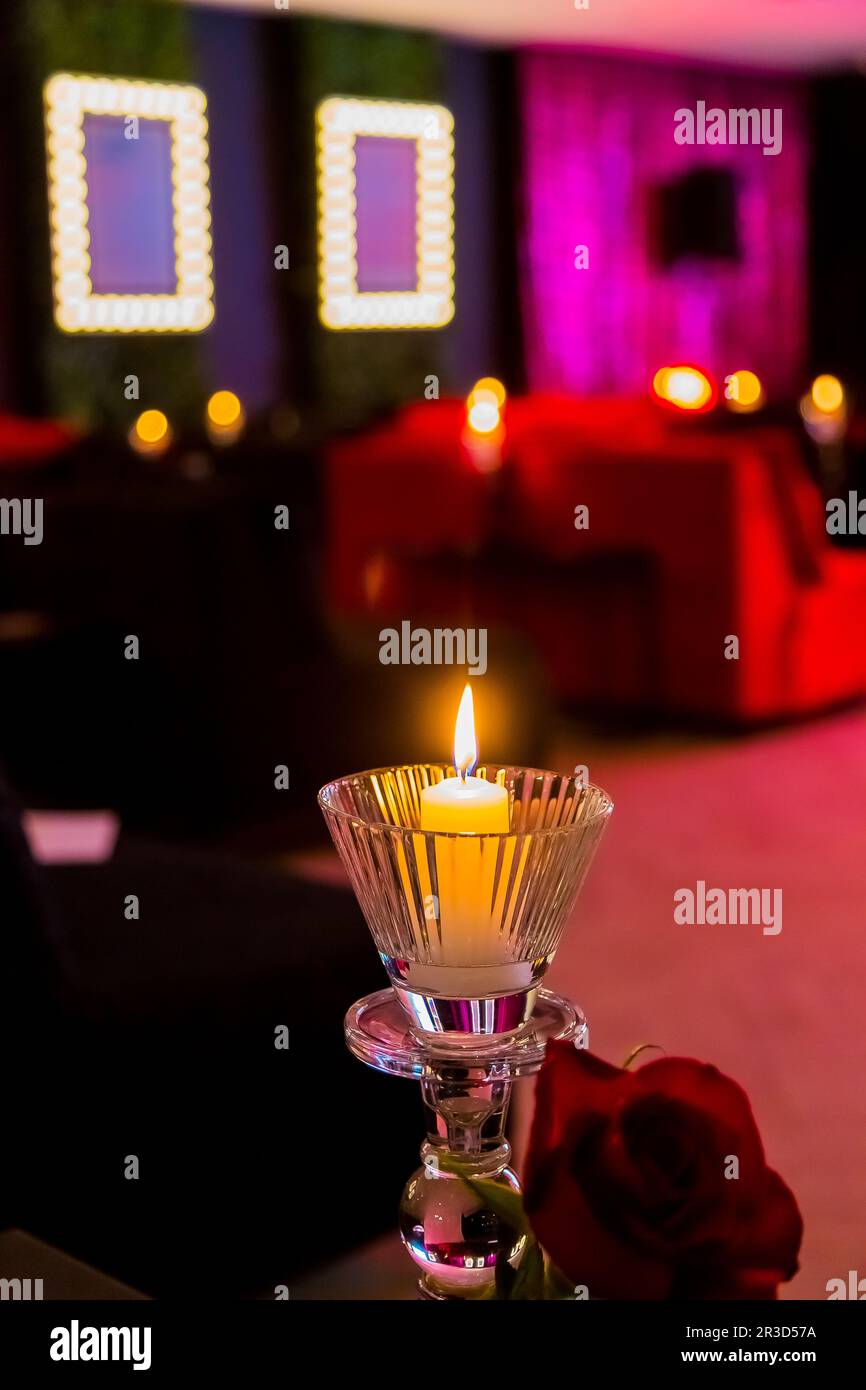 Romantische Kerzen im violetten und rosafarbenen Zimmer zum Valentinstag Stockfoto