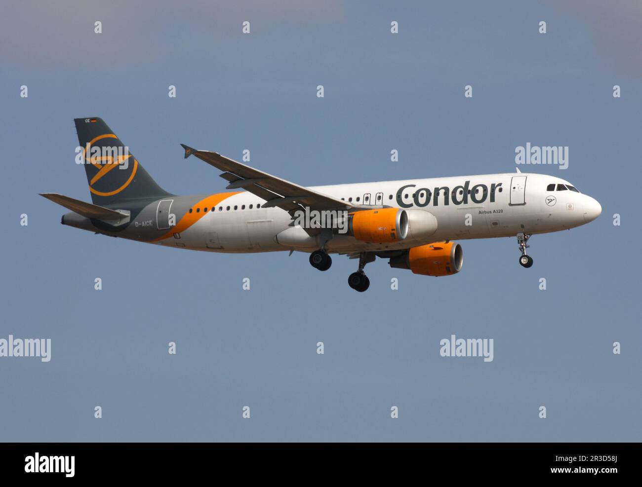 Ein Airbus A320 von Condor nähert sich dem Flughafen Palma Mallorca Stockfoto