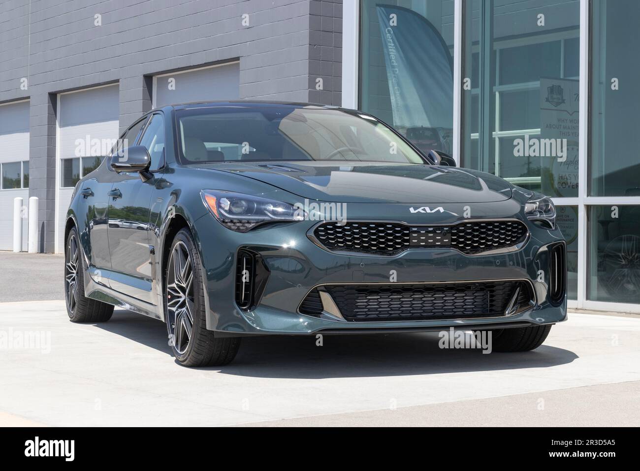 Fishers - ca. Mai 2023: Ausstellung der Sportlimousine Kia Stinger Sports in einem Händlerbetrieb. Kia bietet den Stinger in GT2- und GT-Line-Modellen an. Stockfoto