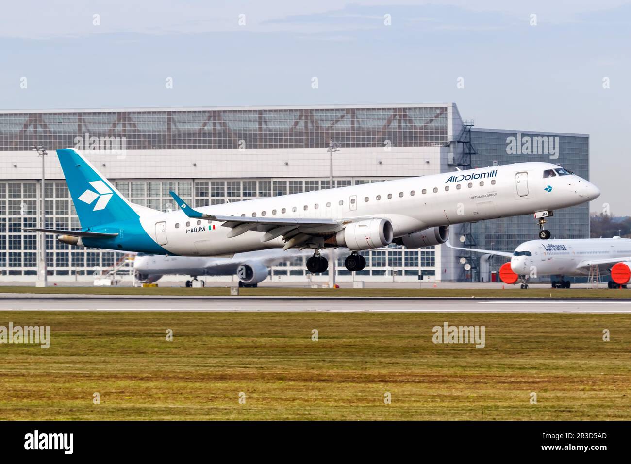 Air Dolomiti Embraer ERJ 195 Aircraft München Airport in Deutschland Stockfoto