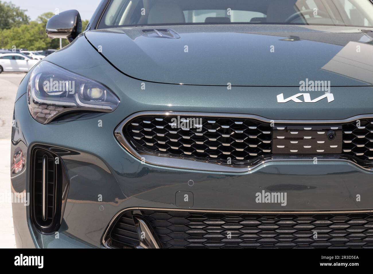 Fishers - ca. Mai 2023: Ausstellung der Sportlimousine Kia Stinger Sports in einem Händlerbetrieb. Kia bietet den Stinger in GT2- und GT-Line-Modellen an. Stockfoto