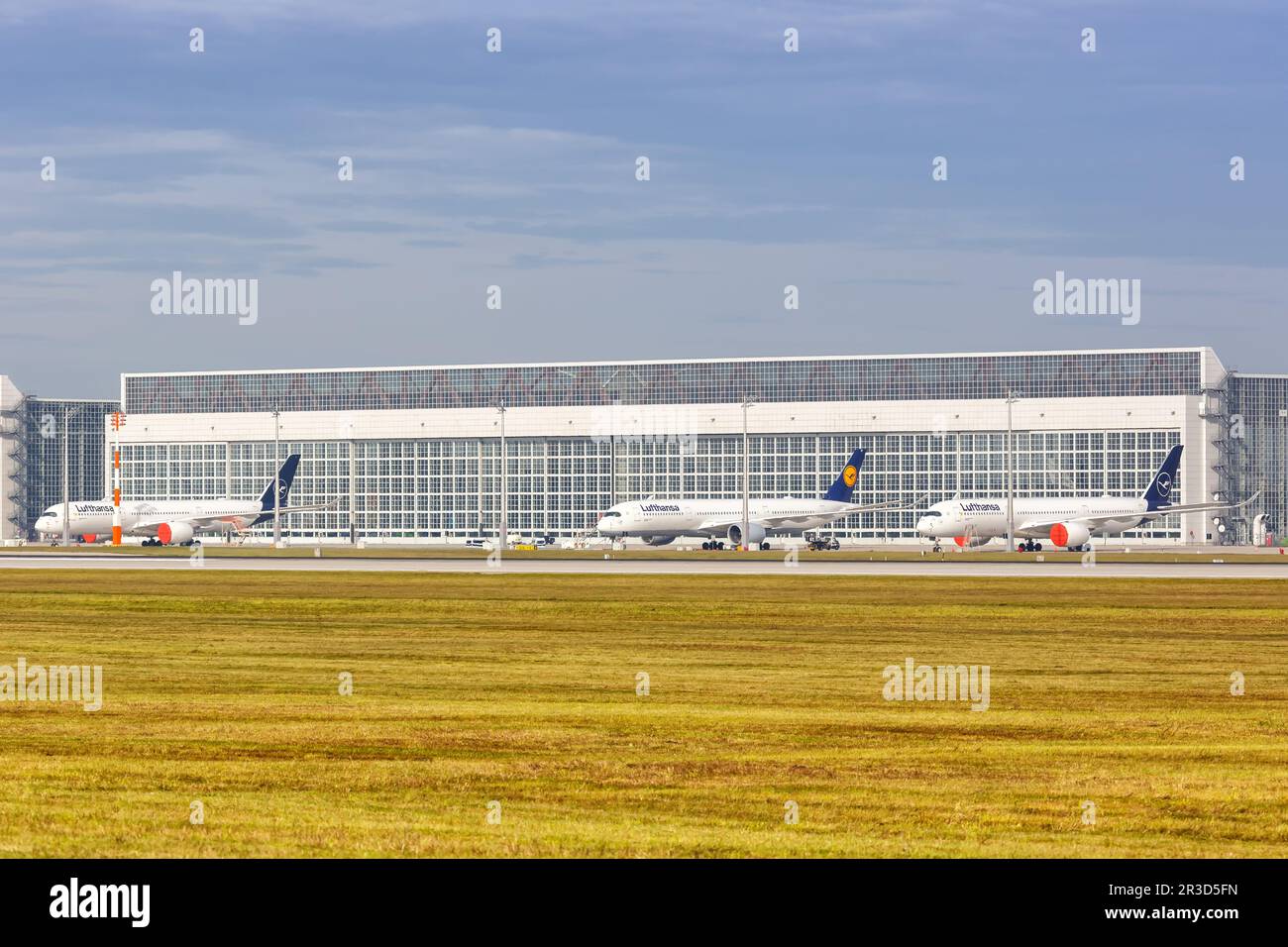 Geparktes Lufthansa Airbus A350 Flugzeug Coronavirus Corona Virus COVID-19 München Flughafen Stockfoto