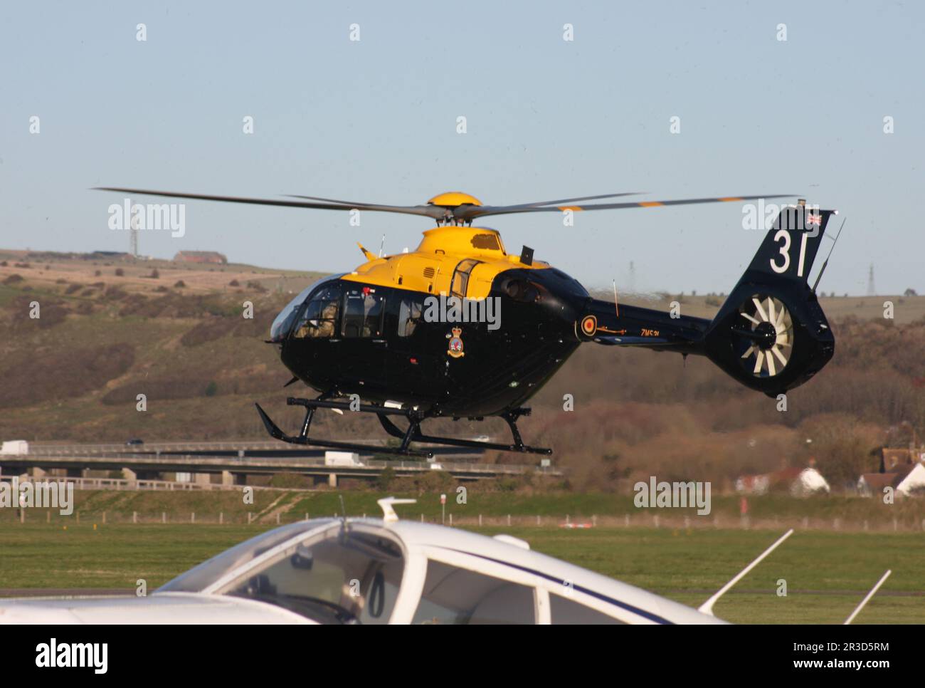 Eine HT Mk.1 der Defence Helicopter Flying School verlässt Brighton City Airport Sussex Stockfoto