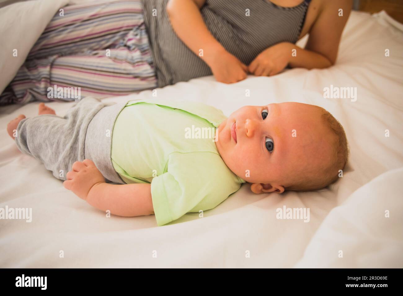 Das Baby bereitet sich auf ein Nickerchen mit Mama vor Stockfoto