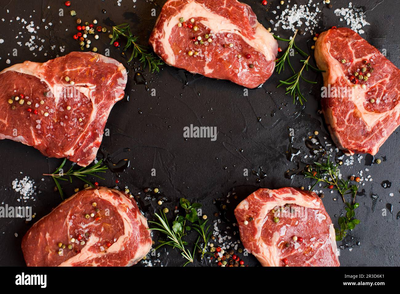 Sorgfältig jedes Stück Fleisch für ein perfektes Gericht auswählen Stockfoto