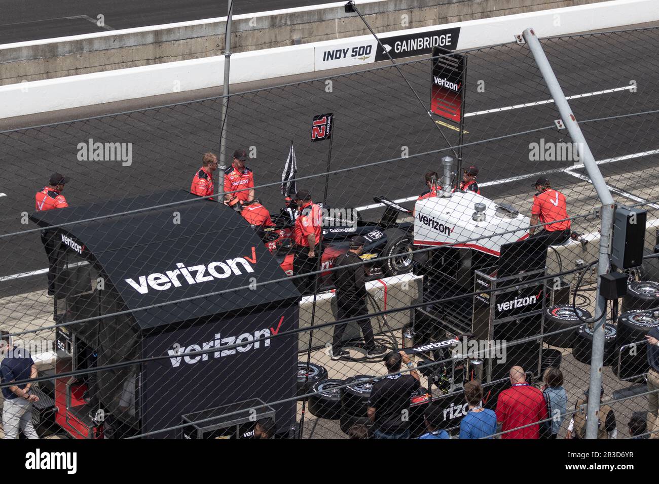 Indianapolis - circa Mai 2023: Verizon und sein 5G-Logo auf von IndyCar gesponserten Geräten. Verizon bietet drahtlose, Glasfaser- und 5G-Kommunikation. Stockfoto