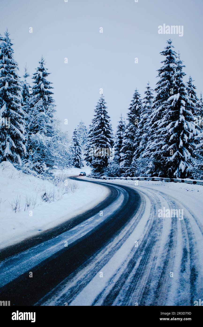 Sichere Heimfahrt nach langanhaltendem Schneesturm Stockfoto