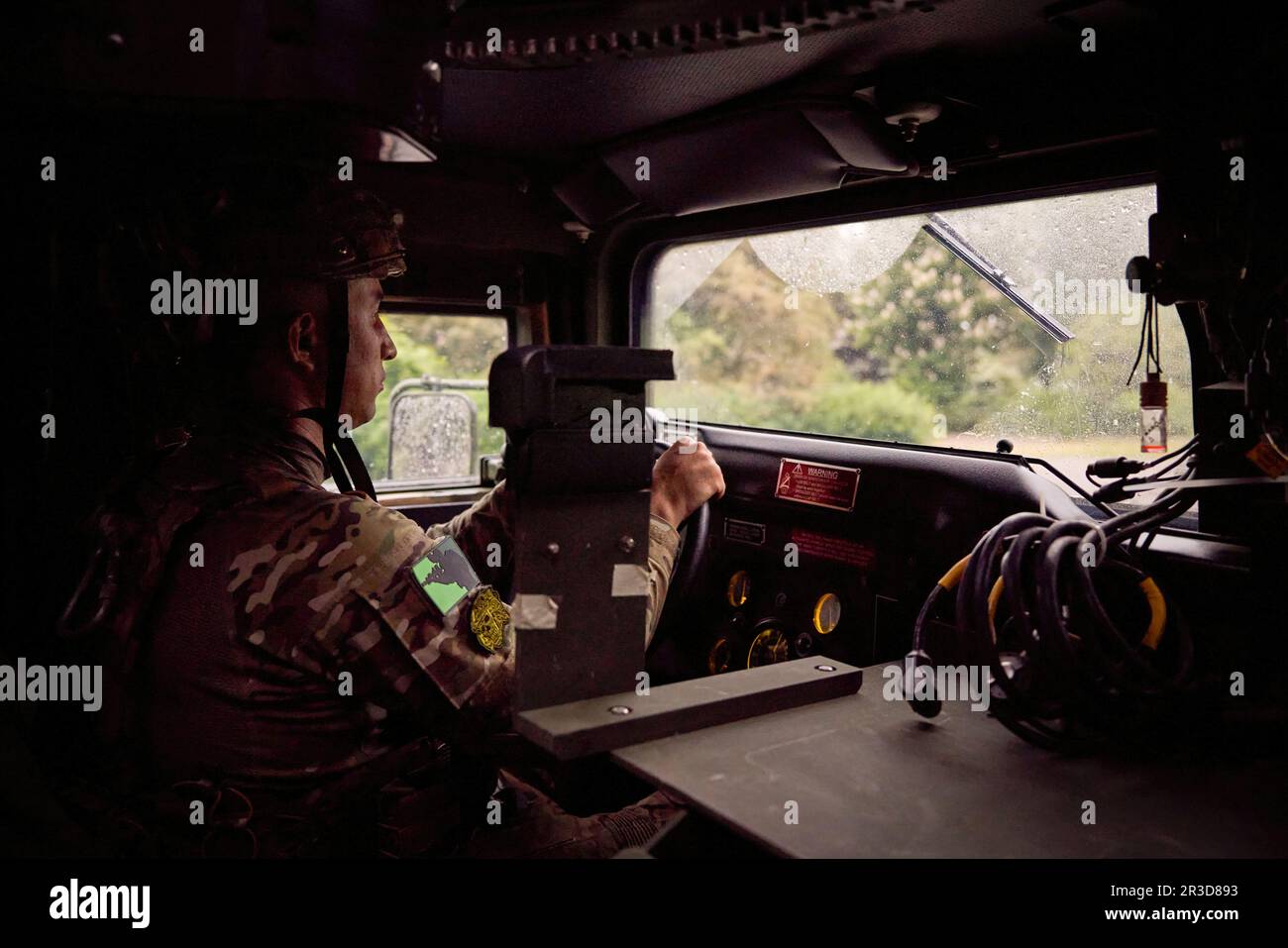 Nach einem Auslandsbesuch besuchte der ukrainische Präsident Wolodymyr Zelensky anlässlich des Marinetages die Frontpositionen der ukrainischen Streitkräfte im Verteidigungsgebiet Vuhledar-Maryinka in der Region Donezk. Der Oberste Oberbefehlshaber hörte den Bericht von Generalleutnant Juriy Sodol, Befehlshaber der Marines und der operativen taktischen Gruppe Donezk, über die derzeitige Lage im benannten Frontgebiet. Der Präsident sprach mit den ukrainischen Kriegern und nahm an den Festlichkeiten Teil. (Foto: Ukrainisches Präsidialamt) Stockfoto