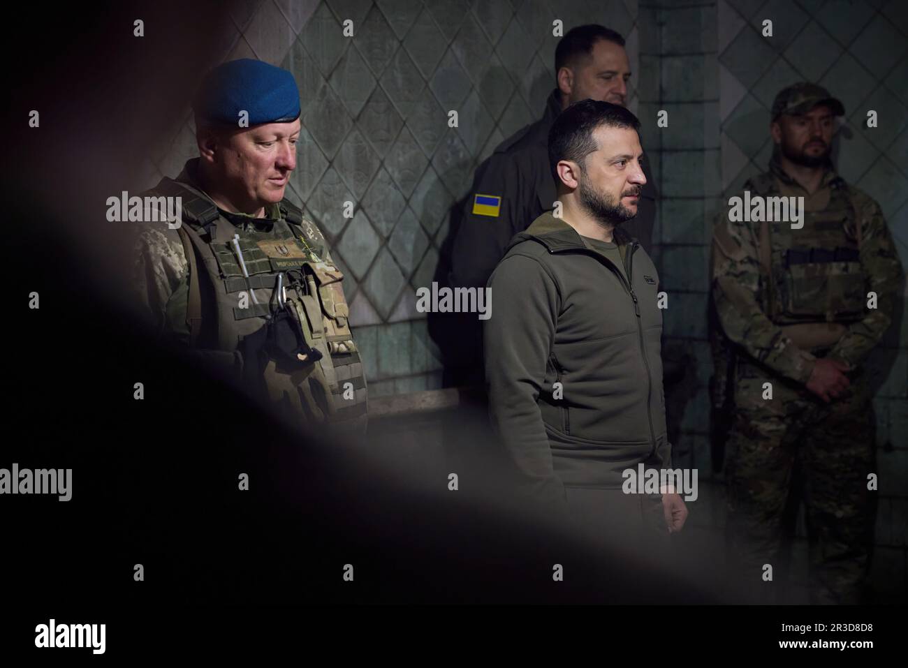 Nach einem Auslandsbesuch besuchte der ukrainische Präsident Wolodymyr Zelensky anlässlich des Marinetages die Frontpositionen der ukrainischen Streitkräfte im Verteidigungsgebiet Vuhledar-Maryinka in der Region Donezk. Der Oberste Oberbefehlshaber hörte den Bericht von Generalleutnant Juriy Sodol, Befehlshaber der Marines und der operativen taktischen Gruppe Donezk, über die derzeitige Lage im benannten Frontgebiet. Der Präsident sprach mit den ukrainischen Kriegern und nahm an den Festlichkeiten Teil. (Foto: Ukrainisches Präsidialamt) Stockfoto