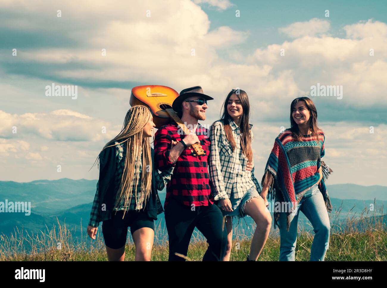 Gruppe von Freunden wandern. Wandergruppe zu Fuß in der Natur. Freunde
