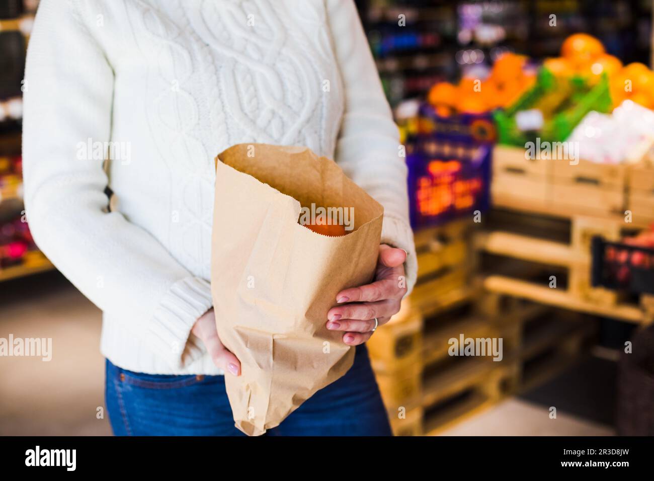 Kauf von frischen Lebensmitteln in kleinen null Abfälle Hop Stockfoto