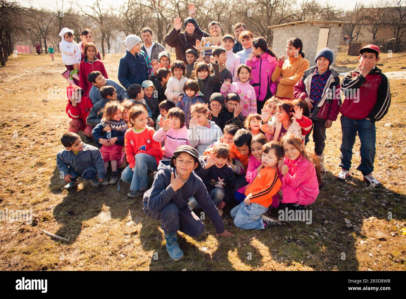 SEREDNIE, UKRAINE - 09. MÄRZ 2011: Bürger von abgelegenen Gebieten freuen sich, neue Menschen zu treffen Stockfoto