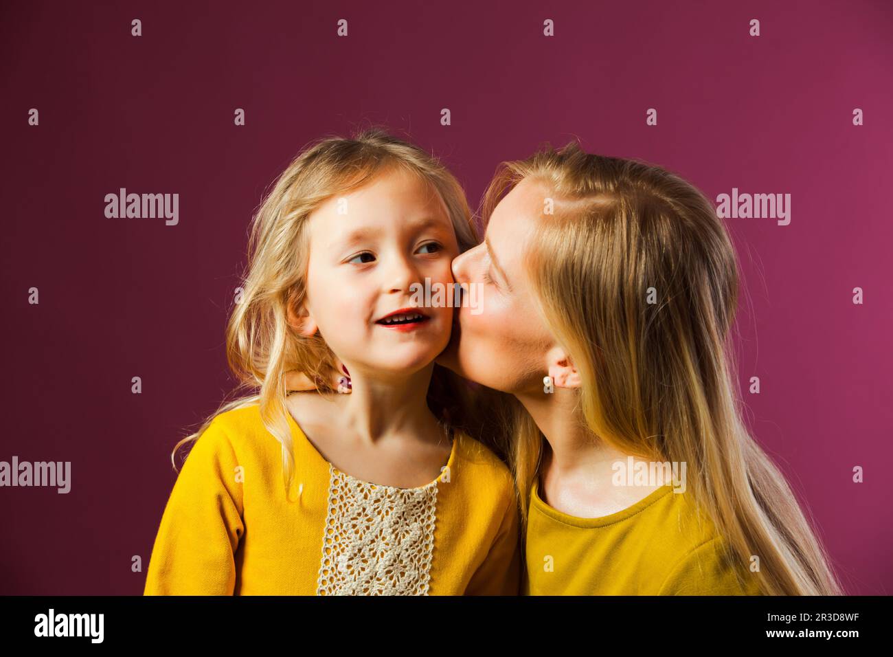 Mutter und Tochter im Studio, glückliche Momente Stockfoto