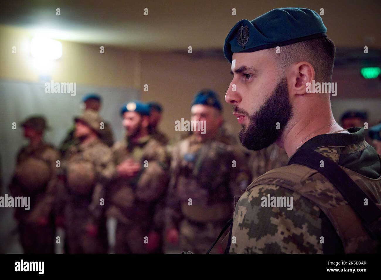 Nach einem Auslandsbesuch besuchte der ukrainische Präsident Wolodymyr Zelensky anlässlich des Marinetages die Frontpositionen der ukrainischen Streitkräfte im Verteidigungsgebiet Vuhledar-Maryinka in der Region Donezk. Der Oberste Oberbefehlshaber hörte den Bericht von Generalleutnant Juriy Sodol, Befehlshaber der Marines und der operativen taktischen Gruppe Donezk, über die derzeitige Lage im benannten Frontgebiet. Der Präsident sprach mit den ukrainischen Kriegern und nahm an den Festlichkeiten Teil. (Foto: Ukrainisches Präsidialamt) Stockfoto