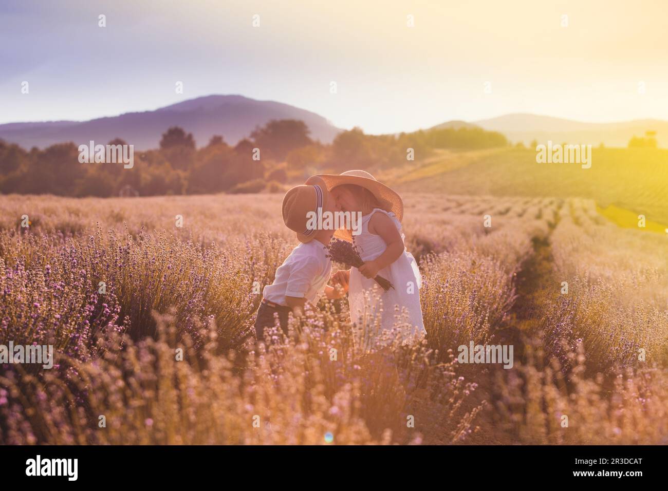 Liebe jenseits des Alters, einen Moment vor dem Kuss Stockfoto