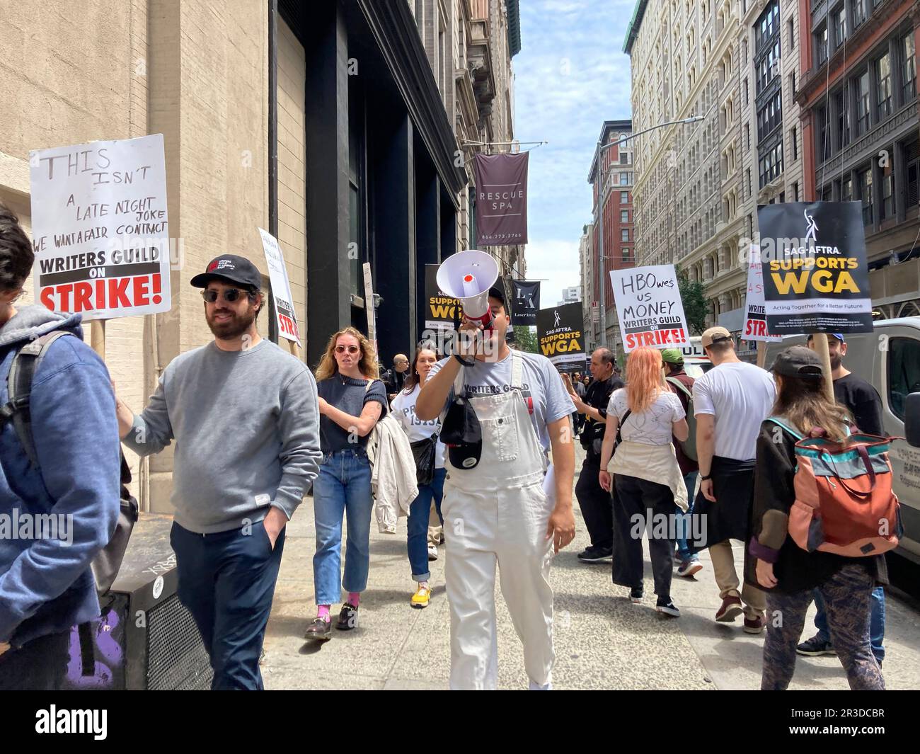 Mitglieder der Writers Guild of America East und andere Gewerkschaftsanhänger streiken am Freitag, den 19. Mai 2023, vor dem Netflix-Hauptquartier im Flatiron District in New York. Die Autoren wünschen sich einen größeren Anteil am Streamingumsatz sowie obligatorische Personalausstattung und Beschäftigungsdauer. Der letzte Streik im November 2007 dauerte 100 Tage. (© Frances M. Roberts) Stockfoto