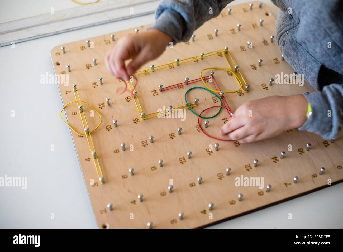 Grundlegende mathematische und geometrische Konzepte mit dem Goboard erforschen Stockfoto