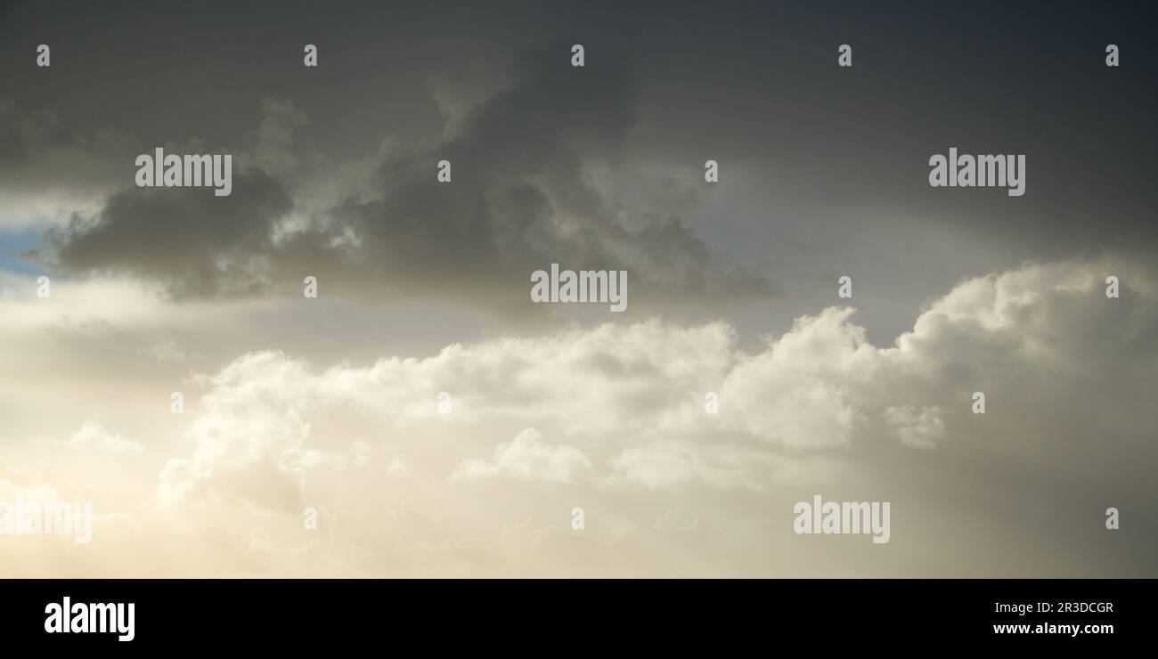 Dicke graue Wolken bedecken den Himmel, Hintergrund. Wolkenlandschaft. Panoramabild. Stockfoto