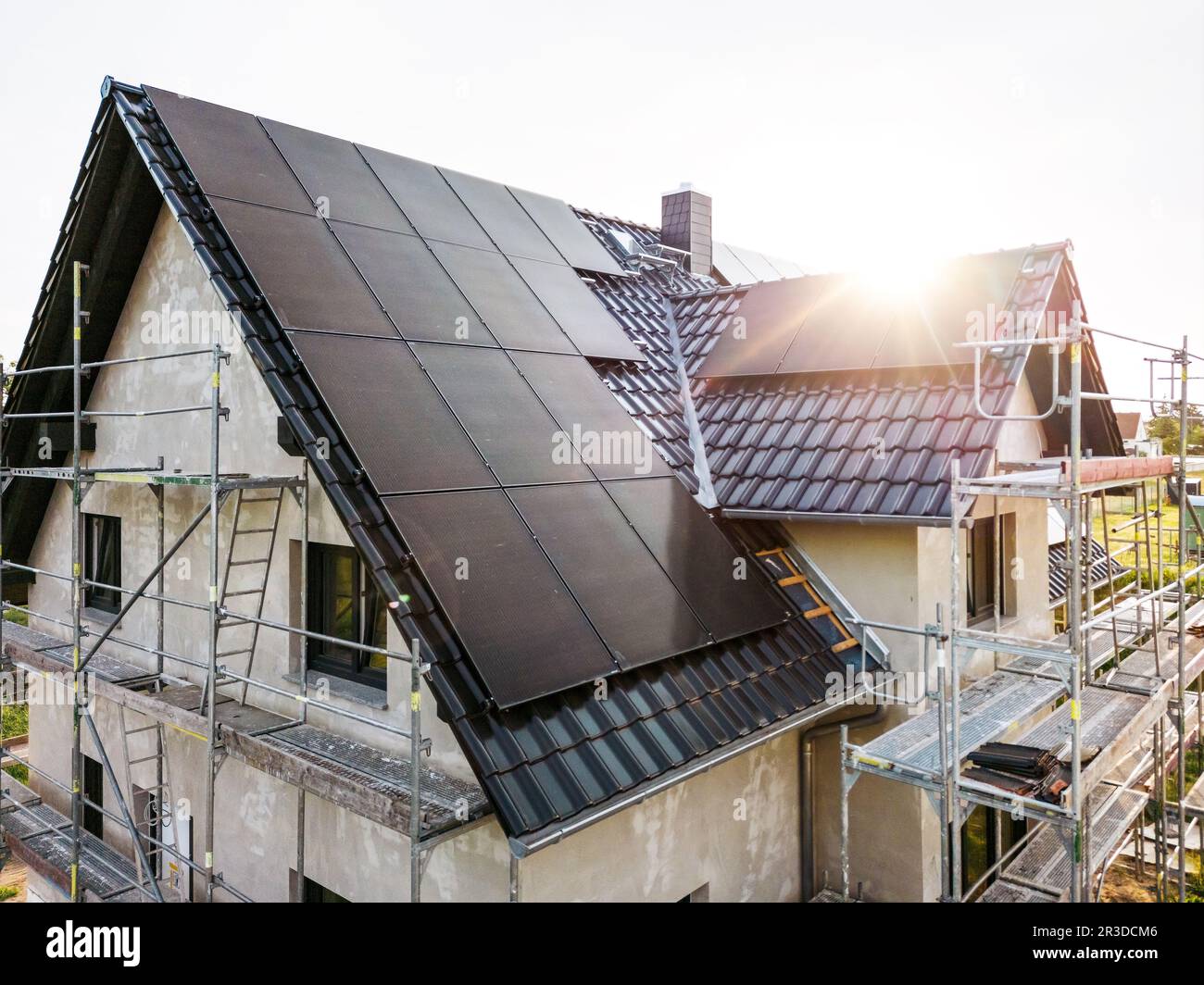 Baustelle eines nachhaltigen Einfamilienhauses mit Solarpaneelen Stockfoto