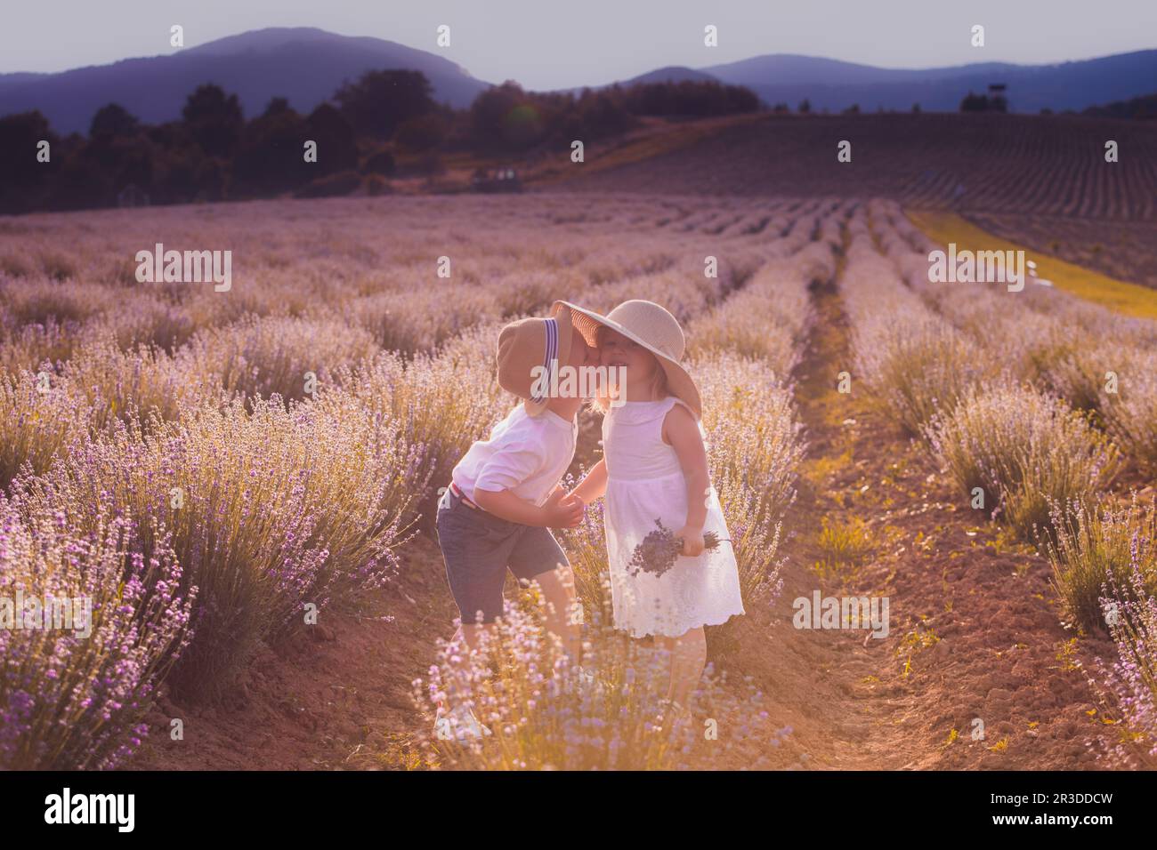 Liebe jenseits des Alters, einen Moment vor dem Kuss Stockfoto