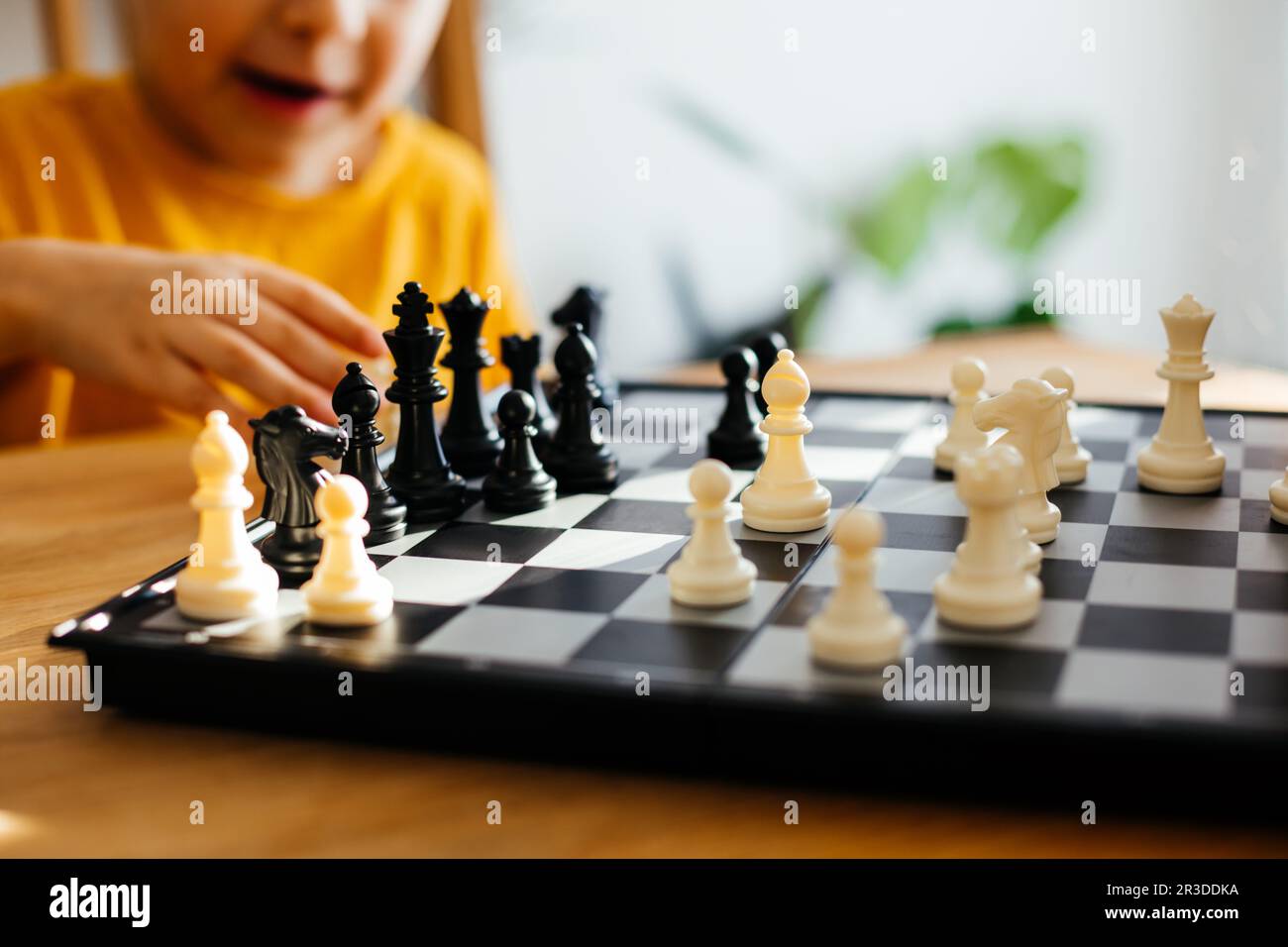 Momente intensiven Denkens und Vorfreude während des Schachspiels Stockfoto