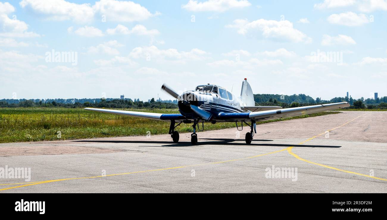 Zhytomyr, Ukraine - 22. August 2020 Ein kleines Flugzeug steht auf dem Parkplatz eines alten Flugplatzes. Flügel. Flughafen. Flugplatz. Flüge Stockfoto