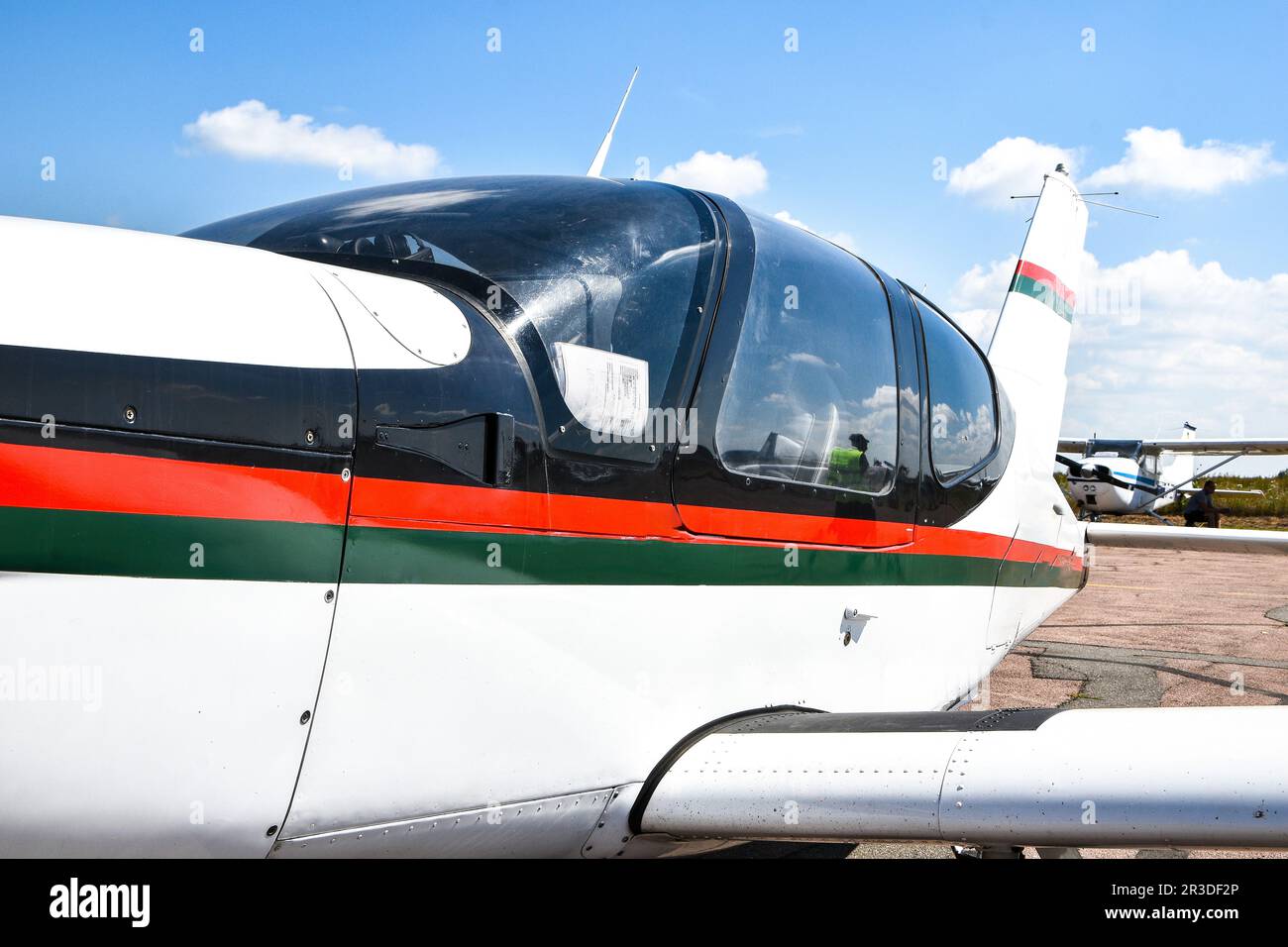 Zhytomyr, Ukraine - 22. August 2020 Ein kleines Flugzeug steht auf dem Parkplatz eines alten Flugplatzes. Flügel. Flughafen. Flugplatz. Flüge Stockfoto