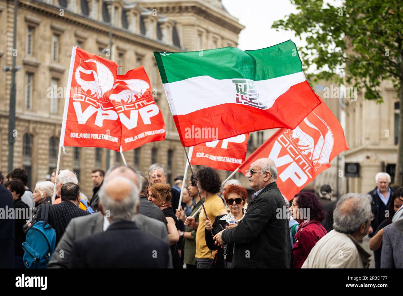 Paris, Frankreich. 22. Mai 2023. Die Demonstranten wackeln während der Demonstration. Demonstration in Paris, organisiert vom linken und feministischen Kollektiv in Solidarität mit den Gefangenen, den zum Tode verurteilten und den Familien der im Iran hingerichteten. Vom Place de Republique bis zum Brunnen der Unschuldigen forderten Demonstranten ein sofortiges Ende der Hinrichtungen im Iran. (Foto: Telmo Pinto/SOPA Images/Sipa USA) Guthaben: SIPA USA/Alamy Live News Stockfoto