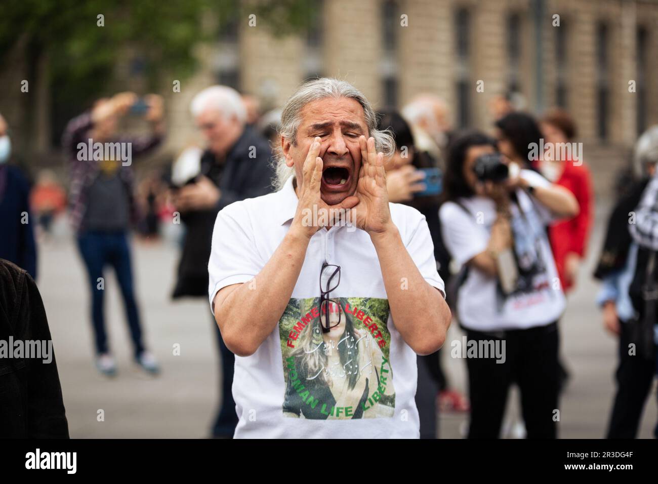 Paris, Frankreich. 22. Mai 2023. Ein Demonstrante singt während der Demonstration Slogans. Demonstration in Paris, organisiert vom linken und feministischen Kollektiv in Solidarität mit den Gefangenen, den zum Tode verurteilten und den Familien der im Iran hingerichteten. Vom Place de Republique bis zum Brunnen der Unschuldigen forderten Demonstranten ein sofortiges Ende der Hinrichtungen im Iran. (Credit Image: © Telmo Pinto/SOPA Images via ZUMA Press Wire) NUR REDAKTIONELLE VERWENDUNG! Nicht für den kommerziellen GEBRAUCH! Stockfoto