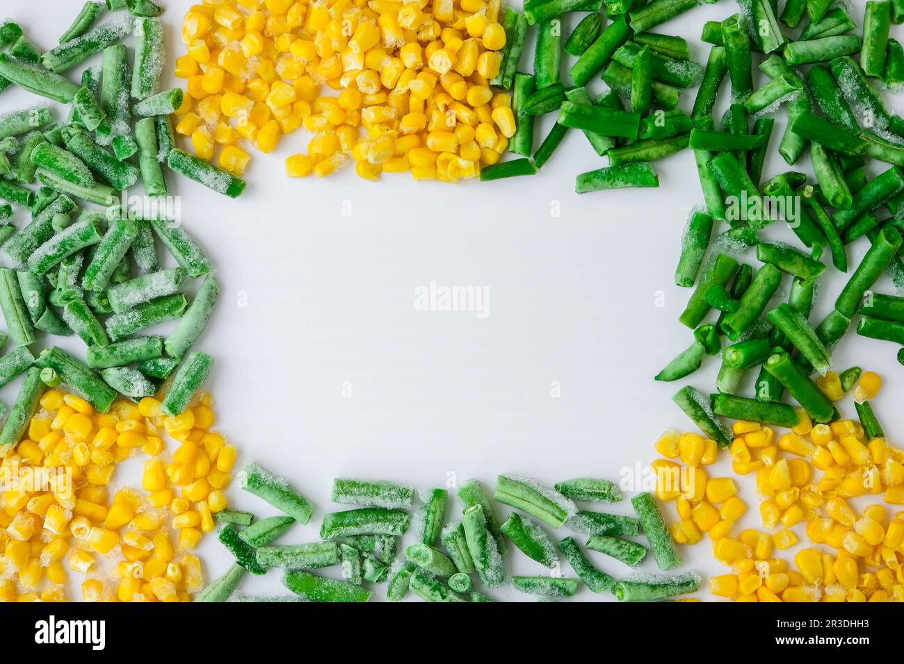 Tiefkühlgemüsesaat Hintergrund von gelbem Mais, grünen Bohnen. Ernte der Lebensmittelkonservierung für den Winter. Veganismus, vegetarische Gesundheit Stockfoto