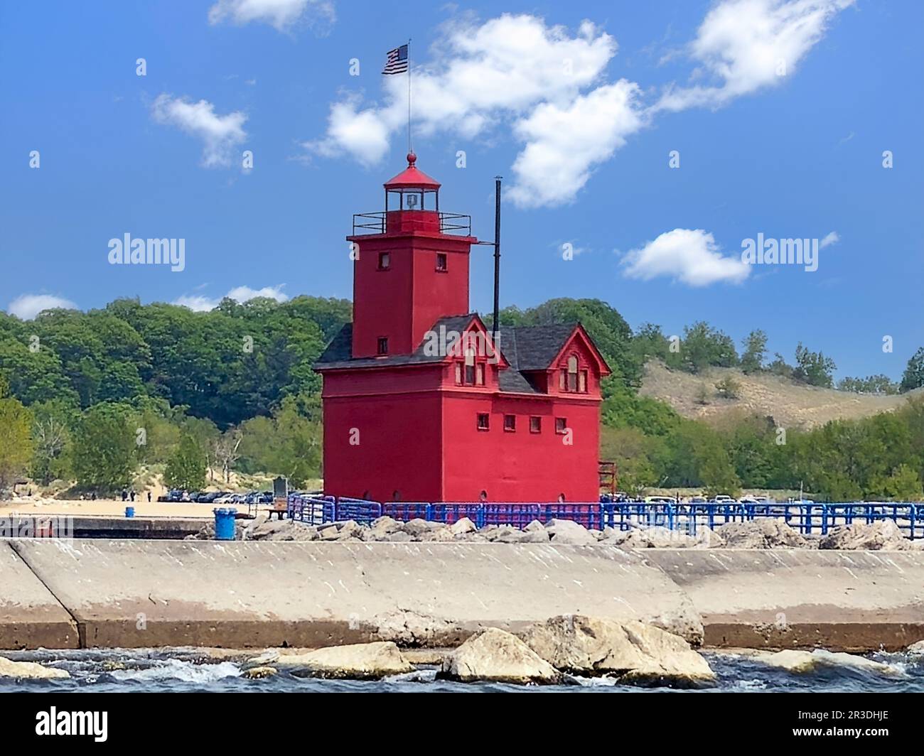 Holland Michigan Big Red Leuchtturm mit blauem Geländer und Sandstrand Stockfoto