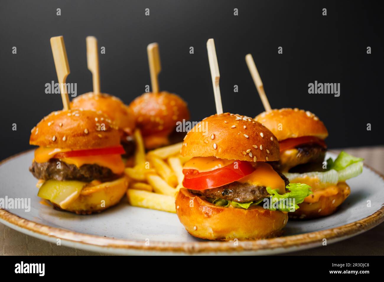 Mini-Burger und Bratkartoffeln auf dem Teller Stockfoto