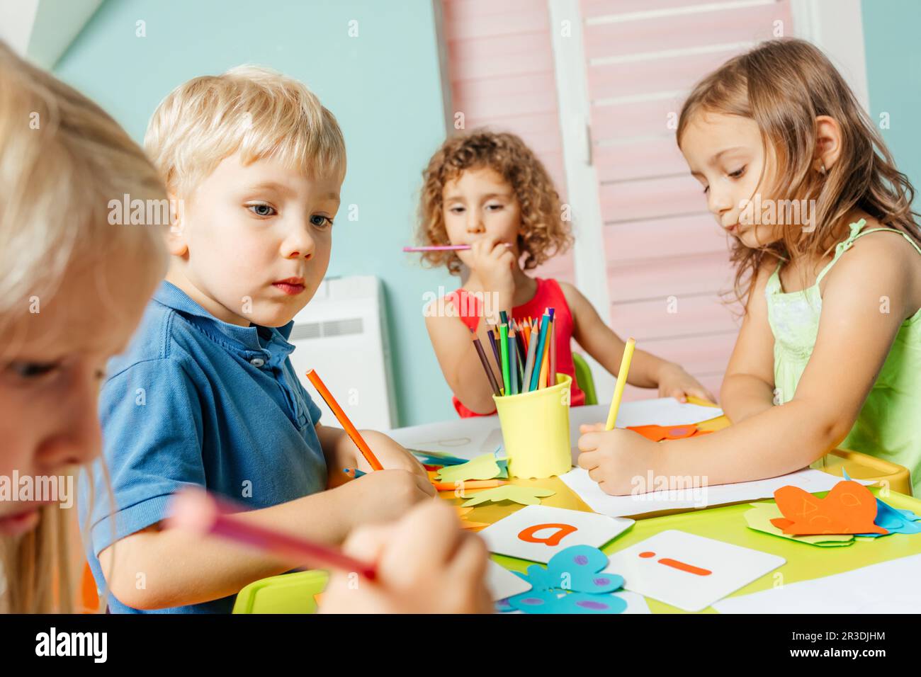 Kinder im Vorschulalter lernen mit Karten das englische Alphabet Stockfoto