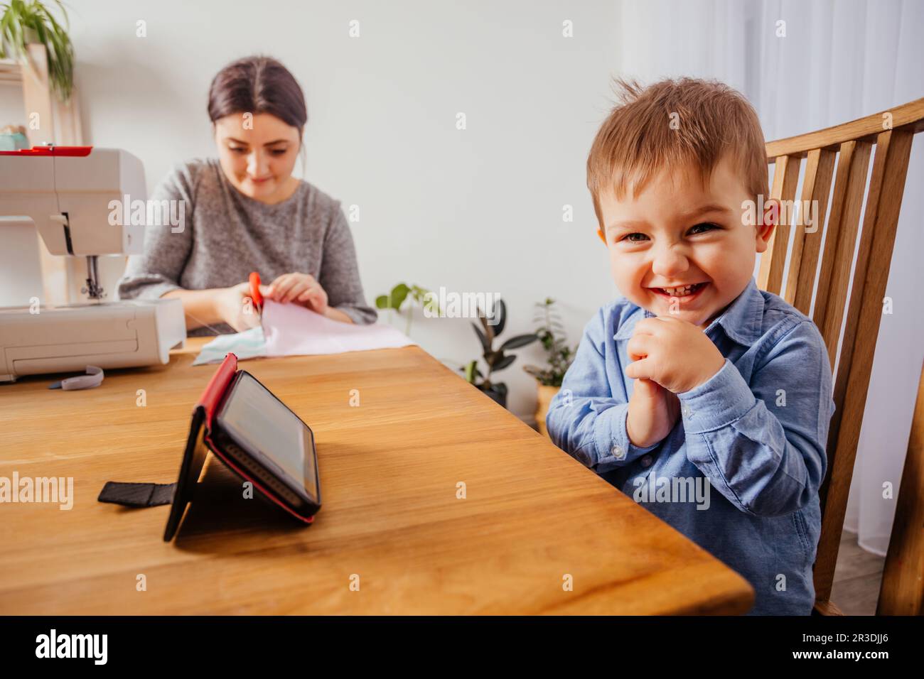 Arbeiten mit Kindern zusammen, während Lockdown und Online-Lernen Stockfoto