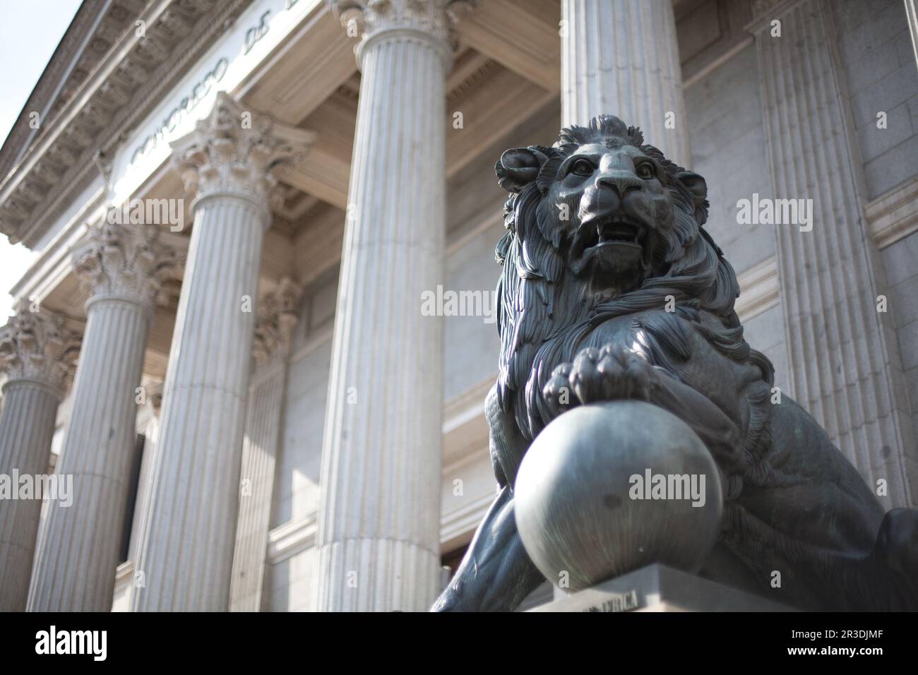 Einer der beiden Löwen am Eingang zum spanischen Abgeordnetenkongress (Congreso de los Diputados). Madrid, Spanien. Stockfoto Einer der beiden Löwen am Eingang zum spanischen Abgeordnetenkongress (Congreso de los Diputados). Madrid, Spanien. Stockfoto