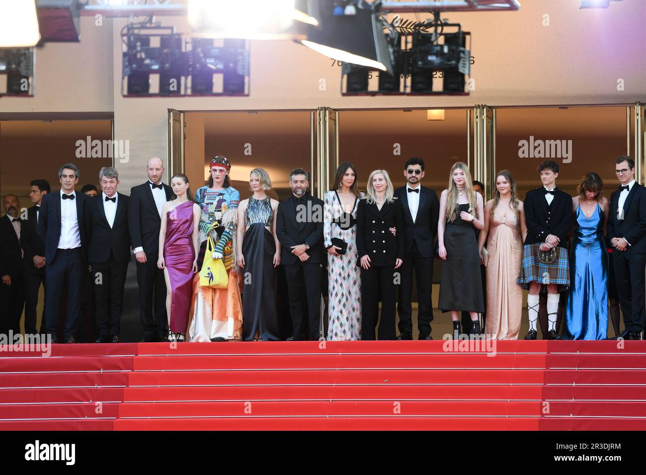 Cannes, Frankreich. 22. Mai 2023. Ksenia Devriendt, Luke Barker, Mia Wasikowska, Mathieu Demy, Elsa Zylberstein, Regisseurin Jessica Hausner, Amir El-Masry, Florence Baker und Gwen Currant besuchen den roten Teppich „Club Zero“ während des 76. Jährlichen Filmfestivals in Cannes am 22. Mai 2023 im Palais des Festivals in Cannes, Frankreich. FRANKREICH Kredit: SIPA USA/Alamy Live News Stockfoto