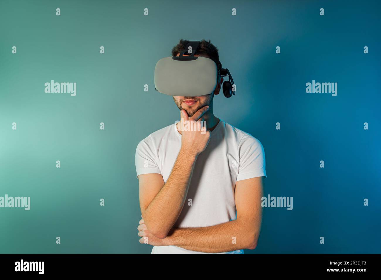 Mann mit Virtual-Reality-Brille für virtuelles Einkaufen Stockfoto