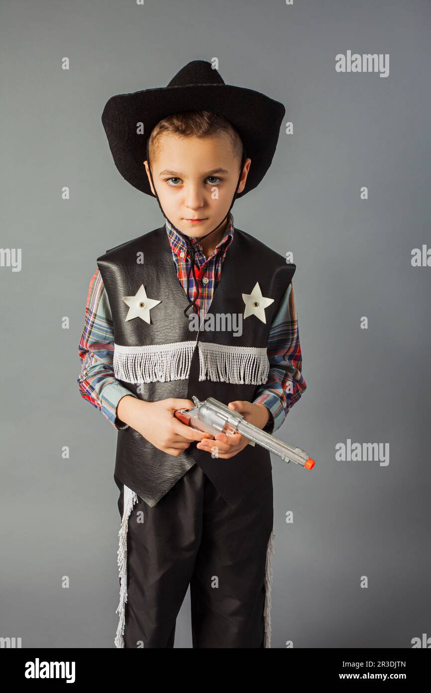 Der kleine Junge in einem Sheriffs Kostüm in voller Länge Stockfoto