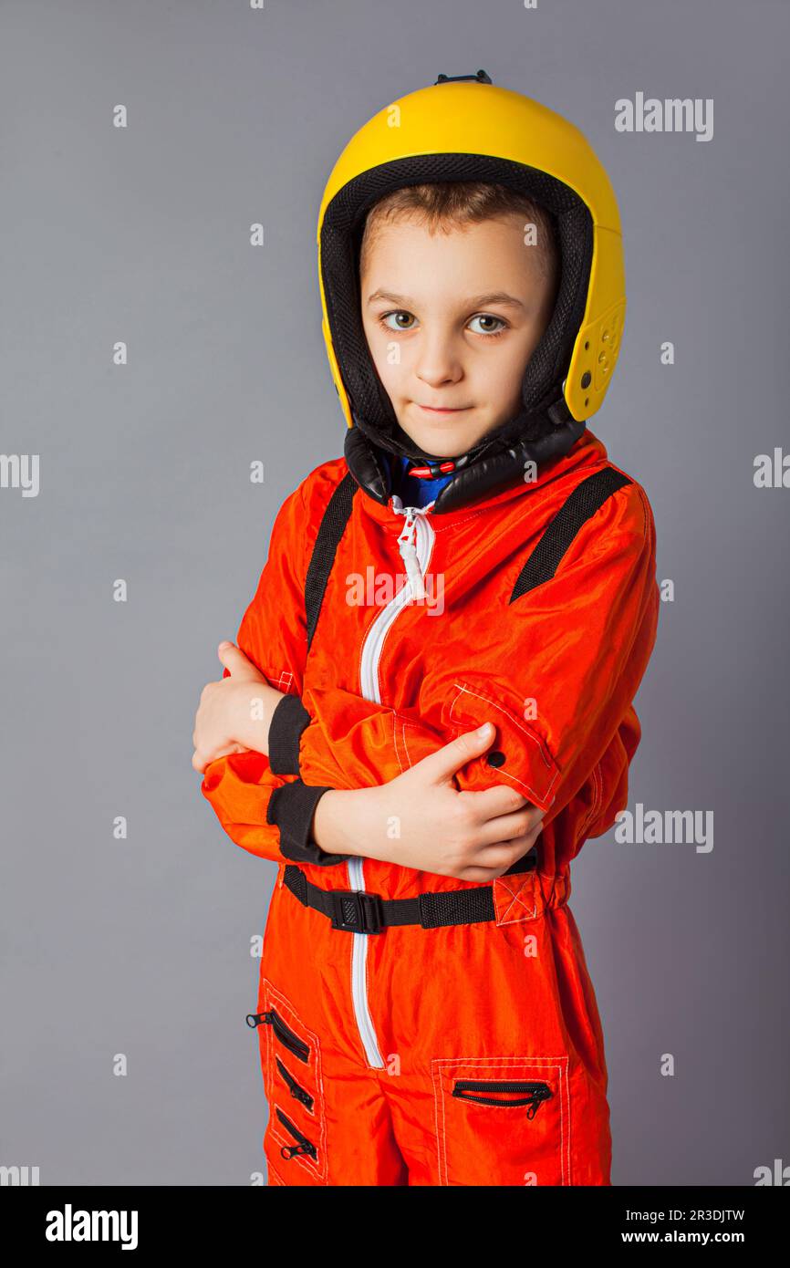 Der kleine Junge posiert in einem Fallschirm-Kostüm Stockfoto